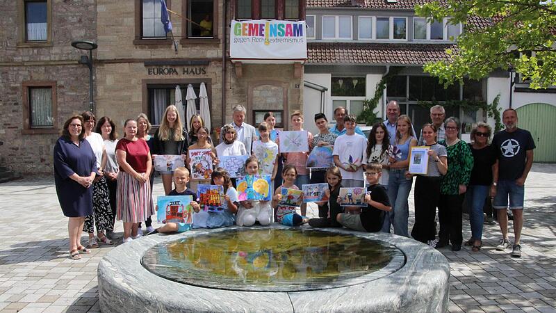 Am Europa Union-Kreativ-Wettbewerb der Schulen beteiligten sich die Grundschule, die Staatliche Realschule und das Frobenius-Gymnasium, deren Teilnehmer insgesamt 17 bayerische Landespreise nach Hammelburg holten. Dazu gratulierten die EU-Schulbea...
