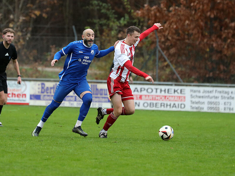 Club-Legende Javier Pinola, in Diensten des FC Oberhaid, hält den Staffelsteiner Philip Eiermann am Trikot.
