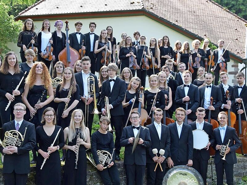 Unser Bild zeigt das Bezirksjugendsinfonieorchester aus dem Jahr 2018. In diesem Jahr sind vor allem Violine (1. Stimme), Bratsche, Kontrabass sowie Fagott gefragt.