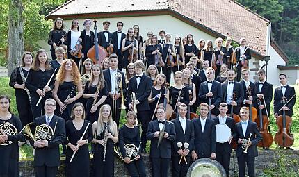 Unser Bild zeigt das Bezirksjugendsinfonieorchester aus dem Jahr 2018. In diesem Jahr sind vor allem Violine (1. Stimme), Bratsche, Kontrabass sowie Fagott gefragt.
