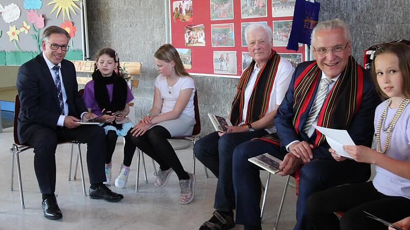 Die Sch&uuml;ler zeigten Innenminister Joachim Herrmann (3.v.r.), Landrat Alexander Tritthart (2.v.l.) und Projektinitiator Ernst Klimek (4.v.r.) Briefe aus Indien.