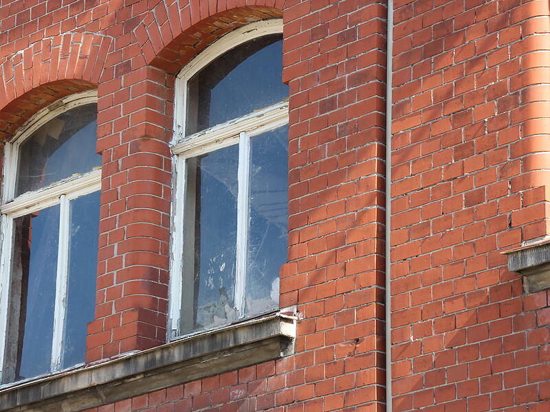 Neustadt bei Coburg: Gebäude einsturzgefärdetGebäude in Neustadt bei Coburg einsturzgefährdet Beim gefährlichen, mittleren Teil des Gebäudes ist deutlich zu sehen, dass die Böden im Inneren eingefallen sind und damit die Statik des Gebäudes nicht mehr gewährleistet ist.