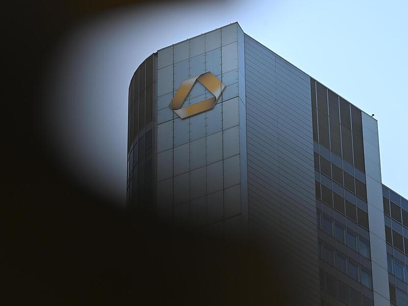 Das Logo der Bank h&auml;ngt am Commerzbank-Tower in Frankfurt.  Jetzt will die italienische Unicredit das deutsche Geldinstitut schlucken.