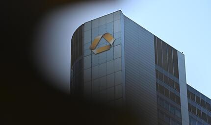Das Logo der Bank h&auml;ngt am Commerzbank-Tower in Frankfurt.  Jetzt will die italienische Unicredit das deutsche Geldinstitut schlucken.