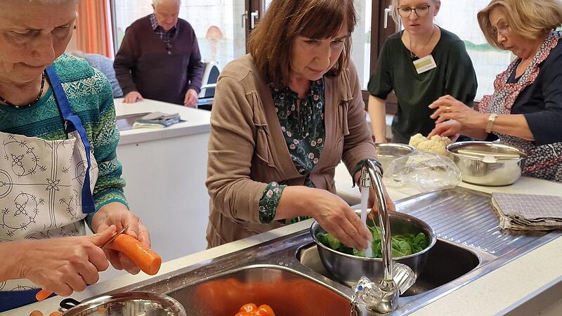 Gesunde Ern&auml;hrung in derLebensmitte. Bei einer Praxis-Veranstaltung des Netzwerks &ldquo;Generation 55+&ldquo; wurden die Rezepte ausprobiert.