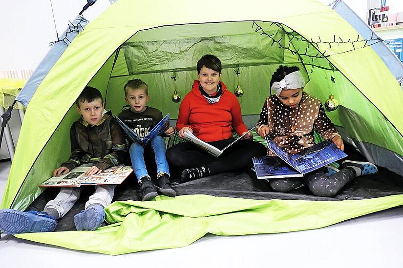 Lehrerin Anja Strobel und ihre Kollegin Jessica Lange haben kuschlige Lesehöhlen geschaffen, in denen sich die Kinder in ihre Lektüre vertiefen können.