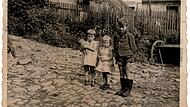 Die drei Geschwister Annemarie, Cornelia und Richard Haydu auf dem landwirtschaftlichen Anwesen ihrer Eltern Anna und Oskar Haydu in Werberg, Anfang der 60er Jahre.