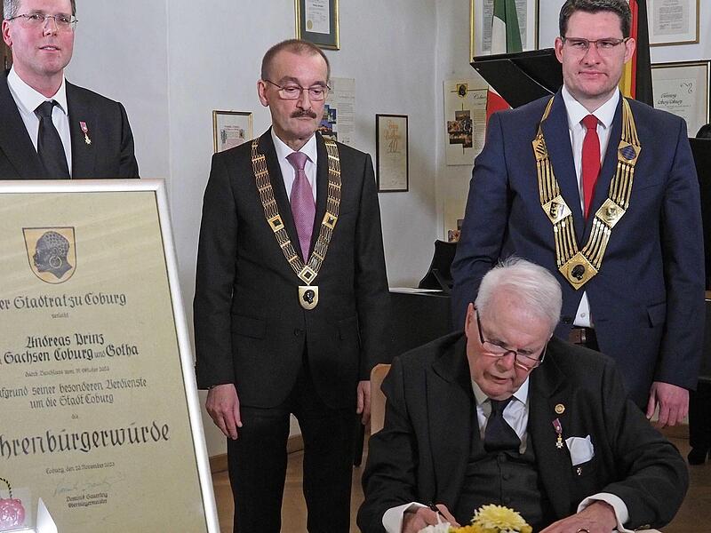 Prinz Andreas unterschreibt im Goldneen Buch. Stehend von links Erbprinz Hubertus, Zweiter Bürgermeister Hans-Herbert Hartan, OB Dominik Sauerteig.C