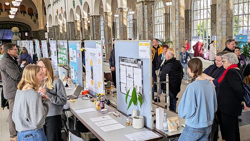 Blick in die Ausstellung &bdquo;Jugend forscht&ldquo; in der Bad Kissinger Wandelhalle.