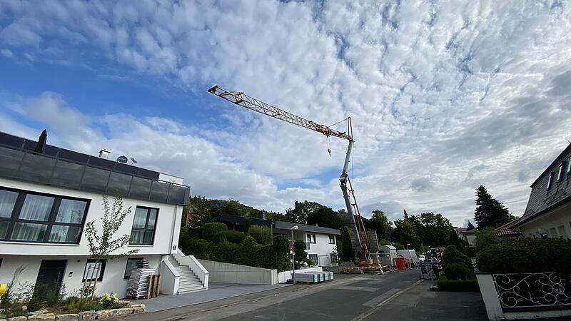 Auf einer Baustelle in Bad Kissingen ist ein Kran umgestürzt. Am Morgen danach war davon schon nichts mehr zu sehen. Verletzt wurde glücklicherweise niemand.
