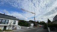 Auf einer Baustelle in Bad Kissingen ist ein Kran umgestürzt. Am Morgen danach war davon schon nichts mehr zu sehen. Verletzt wurde glücklicherweise niemand.
