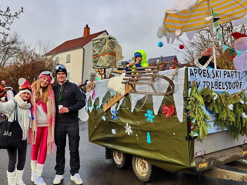 Faschingsumzug 2026 Trabelsdorf im AurachtalGallische Heldinnen auf närrischer Mission inTrabelsdorf Die Après-Ski-Freunde begleiteten den Faschingsumzug und verbreiteten Party-Stimmung.