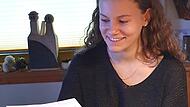 Das Dokument in Lillys Händen besagt, dass weder ihr Nachname noch die Spenderklinik in der Presse genannt werden dürfen. Es könnte nämlich sein, dass der Empfänger im Internet recherchiert, um herauszubekommen wer der Spender ist und das muss abs...