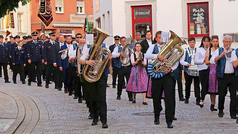 Ein langer Zug bewegte sich nach dem Floriansgottesdienst durch die Innenstadt von Bad Staffelstein in Richtung Moll-Halle. Ein langer Zug bewegte sich nach dem Floriansgottesdienst durch die Innenstadt von Bad Staffelstein in Richtung Moll-Halle.