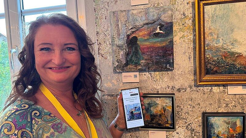 Regina Millig pr&auml;sentiert in Dachsbach Malerei, die per QR-Code zum Leben erwacht.