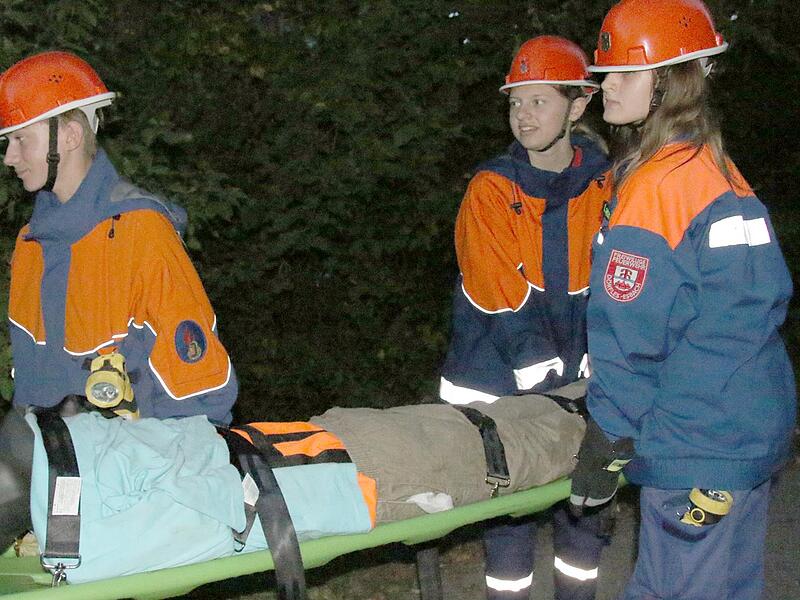 Auch den Abtransport von Verletzten müssen Feuerwehrkräfte beherrschen.