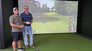 Adrian und Stephen Robillard vor der Leinwand des Golfsimulators