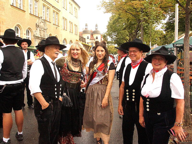 Warten auf den FestzugSandkerwa: Königsschießen und Kirchweihbaum-Aufstellen
