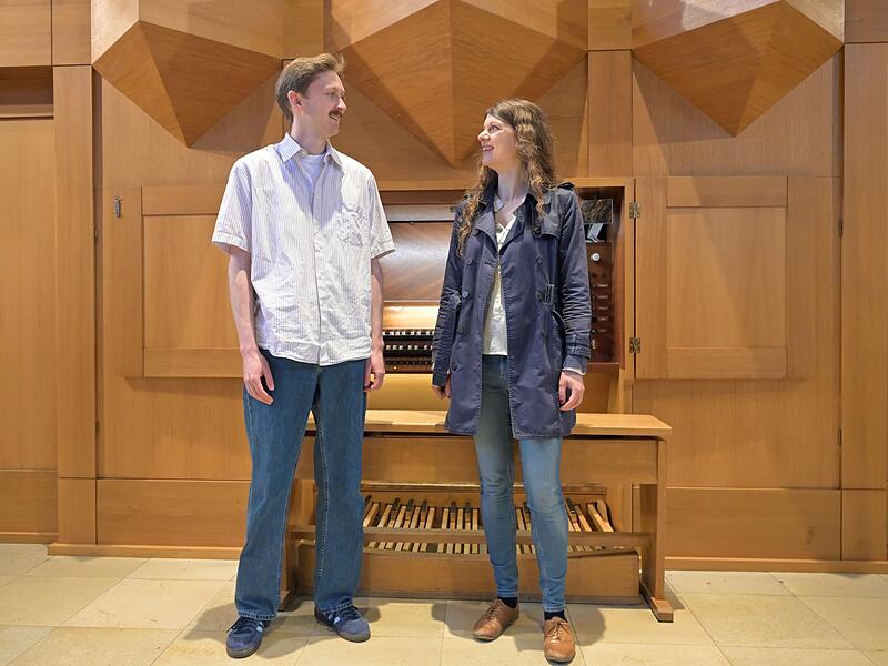 Wilhelm Fischer spielt Popsongs auf der Orgel