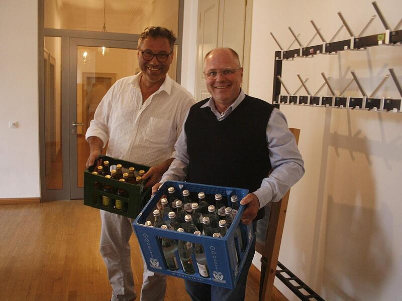 Eingespart wurden die Getränke für den Stadtrat. Stephan Schink  und Rainer Möbus ergriffen  Eigeninitiative.