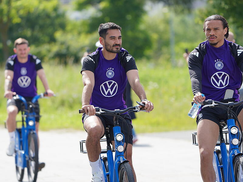 Per Fahrrad trafen die Spieler nach und nach im Stadion ein. Hier: DFB-Kapit&auml;n İlkay G&uuml;ndoğan und Leroy San&eacute;.