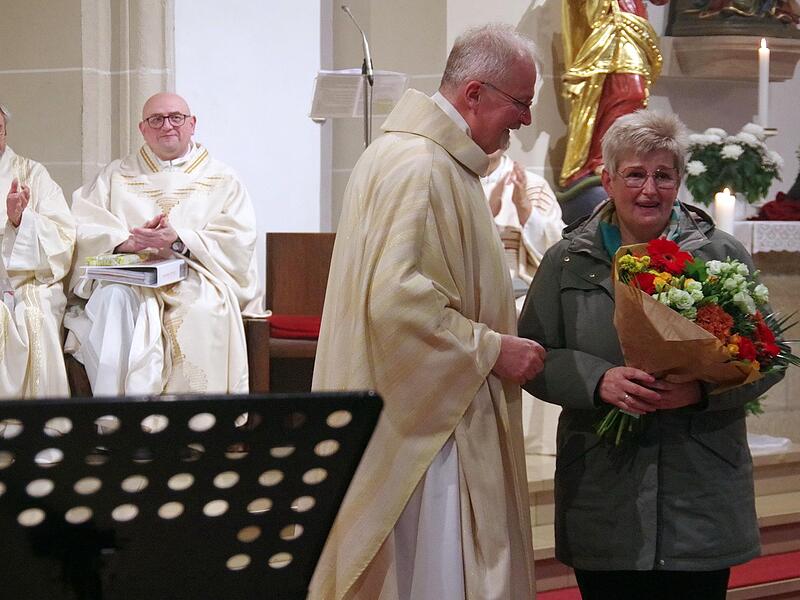Blumen f&uuml;r die Pfarrhaush&auml;lterinAbschiedsgottesdienst Teuchgr&auml;ber