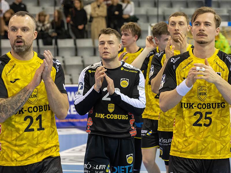 Trotz Niederlage: Die HSC-Profis Florian Billek, Fabian Apfel und Jakob Knauer (von links) bedankten sich bei den Fans für die tolle Unterstützung. Trotz Niederlage: Die HSC-Profis Florian Billek, Fabian Apfel und Jakob Knauer (von links) bedankten sich bei den Fans für die tolle Unterstützung.