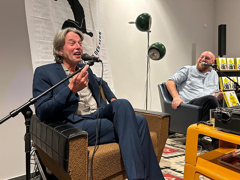 Kurzweiliger Abend mit Tiefgang: Dr. Albert Kitzler (links) und der aus Coburg stammende Jan Liepold stellten ihr gemeinsames Buch „Der Pudel und der Kern“ vor.