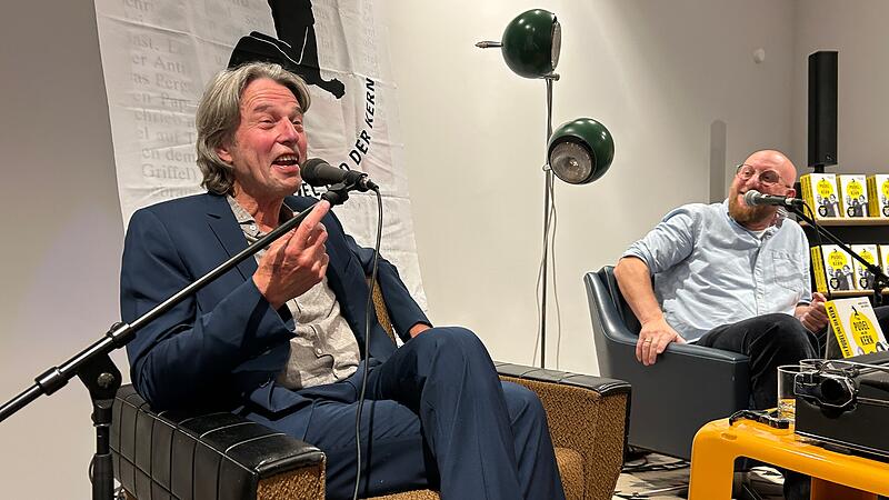 Kurzweiliger Abend mit Tiefgang: Dr. Albert Kitzler (links) und der aus Coburg stammende Jan Liepold stellten ihr gemeinsames Buch &bdquo;Der Pudel und der Kern&ldquo; vor.