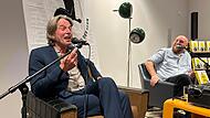 Kurzweiliger Abend mit Tiefgang: Dr. Albert Kitzler (links) und der aus Coburg stammende Jan Liepold stellten ihr gemeinsames Buch „Der Pudel und der Kern“ vor.