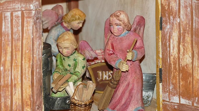 Engel bereiten den Stall für das Jesuskind vor, während Maria und Josef auf Herbergssuche sind. Auch klassische Krippen fehlen natürlich nicht in der Maternkapelle. Engel bereiten den Stall für das Jesuskind vor, während Maria und Josef auf Herbergssuche sind. Auch klassische Krippen fehlen natürlich nicht in der Maternkapelle.