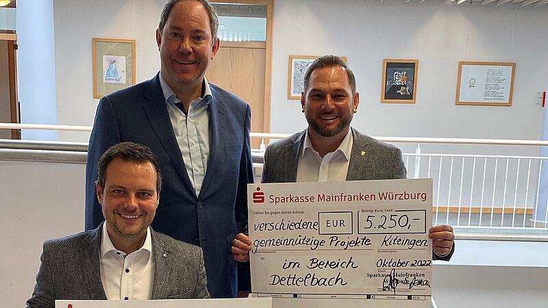 Beratungscenterleiter Cornelius G&ouml;b, Gebietsdirektor Heiko D&auml;rr und B&uuml;rgermeister Matthias Bielek bei der symbolischen Scheck&uuml;bergabe.