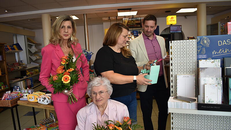 Gertraud Singer (93, sitzend) hat das Gesch&auml;ft aufgebaut, Tochter Barbara (links) hat es weitergef&uuml;hrt. Nun will sie eine Auszeit und hat mit Dorit Ponater (zweite von links) eine Nachfolgerin gefunden. B&uuml;rgermeister Ralf Kunzmann dankt den Singers und freut sich, dass das Gesch&auml;ft mit Dorit Ponater weitergeht.