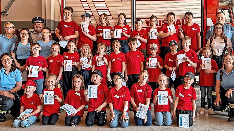 Die erfolgreichen Weismainer L&ouml;schkids mit Kreisbrandmeister Christian Kunstmann und stellvertretendem Kreisjugendfachbereichsleiter Roland Dauer.