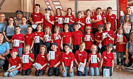 Die erfolgreichen Weismainer Löschkids mit Kreisbrandmeister Christian Kunstmann und stellvertretendem Kreisjugendfachbereichsleiter Roland Dauer. Die erfolgreichen Weismainer Löschkids mit Kreisbrandmeister Christian Kunstmann und stellvertretendem Kreisjugendfachbereichsleiter Roland Dauer.
