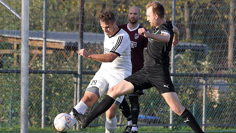 Kein Sieger im Mittelfeld-Duell der Kreisliga Bamberg: Der SV Ober-/Unterharnsbach um Julian Martin (l.) trennte sich mit einem 1:1-Unentscheiden vom SV Dörfleins und Raphael Ramer. Kein Sieger im Mittelfeld-Duell der Kreisliga Bamberg: Der SV Ober-/Unterharnsbach um Julian Martin (l.) trennte sich mit einem 1:1-Unentscheiden vom SV Dörfleins und Raphael Ramer.