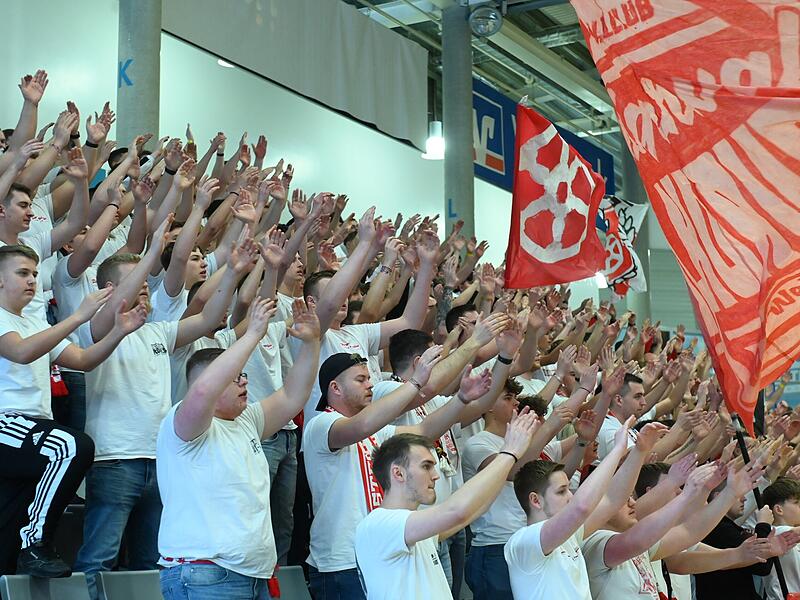 Nicht zu &uuml;bersehen und zu &uuml;berh&ouml;ren: der Fan-Block des FC Rot-Wei&szlig; Erfurt beim Turnier 2025.