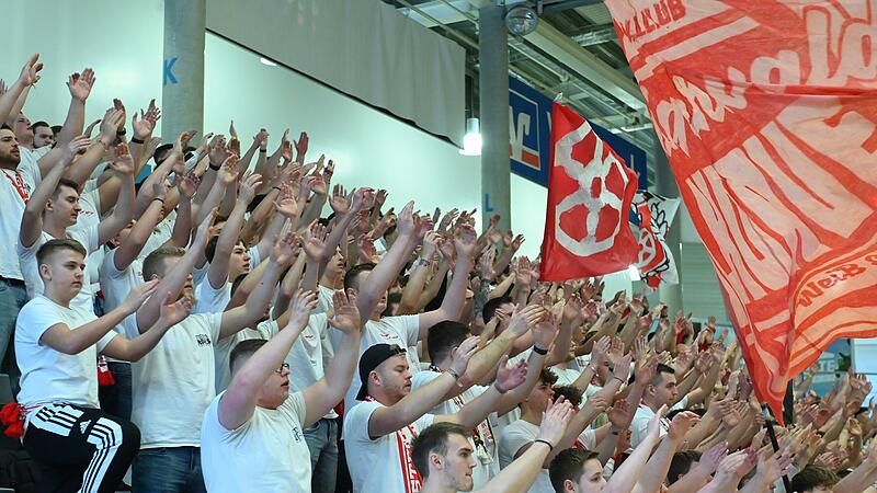 Nicht zu übersehen und zu überhören: der Fan-Block des FC Rot-Weiß Erfurt beim Turnier 2025. Nicht zu übersehen und zu überhören: der Fan-Block des FC Rot-Weiß Erfurt beim Turnier 2025.