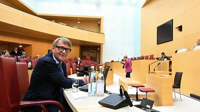 Der ehemalige Bahn-Vorstand Ronald Pofalla (l) sitzt vor Beginn des Untersuchungsausschuss Stammstrecke bei der zweiten Vernehmung im Bayerischen Landtag.