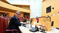 Der ehemalige Bahn-Vorstand Ronald Pofalla (l) sitzt vor Beginn des Untersuchungsausschuss Stammstrecke bei der zweiten Vernehmung im Bayerischen Landtag. Der ehemalige Bahn-Vorstand Ronald Pofalla (l) sitzt vor Beginn des Untersuchungsausschuss Stammstrecke bei der zweiten Vernehmung im Bayerischen Landtag.