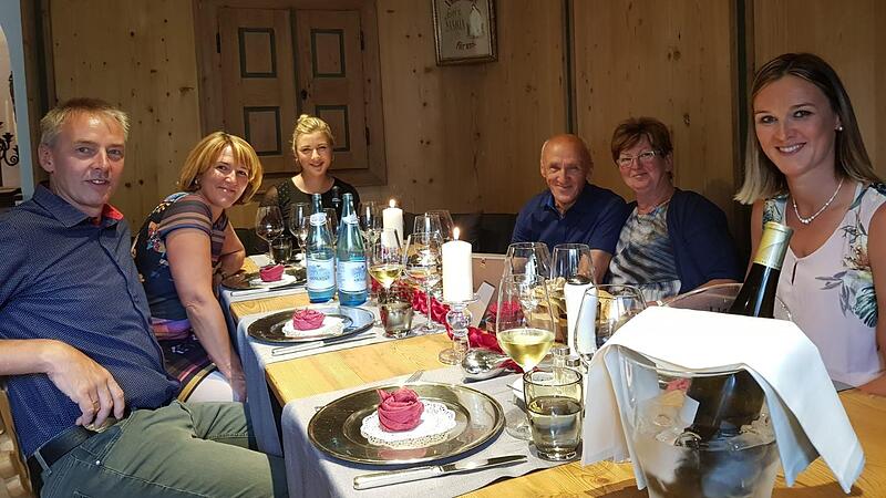 Zuhause bei den Herrmanns: Biathlon-Olympiasiegerin Denise (r.) gemeinsam mit  Vater Lutz, Mutter Jeanette Herrmann, Schwester Nadine sowie Opa und Oma