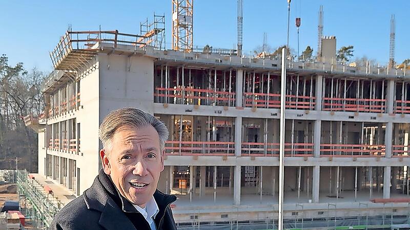 Landrat Alexander Tritthart besichtigt den Baufortschritt.