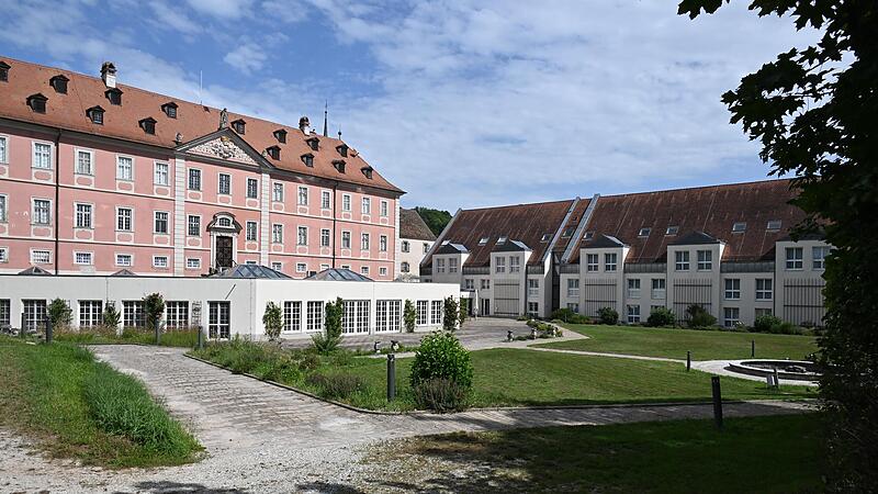 Das &uuml;ber 300 Jahre alte Barockschloss Reichmannsdorf mit dem Hotelneubau steht zum Verkauf.