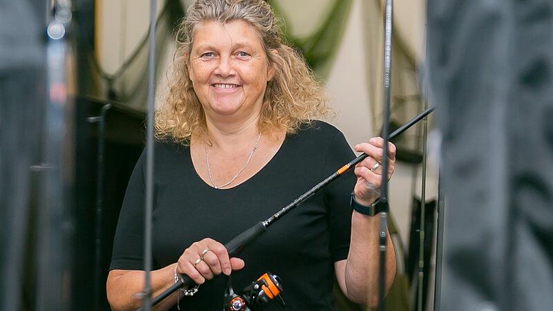 Carolin Sitzmann kennt in Franken jeder. Zumindest jeder gelegentliche und ambitionierte Sportfischer. Wir haben uns in ihrem Fachgesch&auml;ft Anglerquelle in Eggolsheim einmal umgesehen.