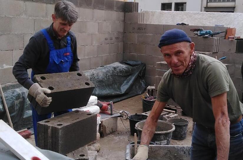 So manches Haus war völlig vom Erdboden verschwunden, so dass hier ein neues Erdgeschoss gemauert wird. So manches Haus war völlig vom Erdboden verschwunden, so dass hier ein neues Erdgeschoss gemauert wird.