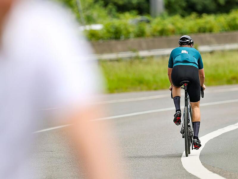 Kreis Coburg: &Uuml;berholman&ouml;ver sorgt beinahe f&uuml;r Unfall - Radfahrer im Gl&uuml;ck
