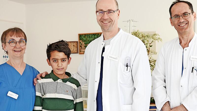 Nach der erfolgreichen Behandlung im Krankenhaus Scheßlitz, von links: Birgit Pflaum (Stationsleitung), der junge Patient aus Afghanistan, Chefarzt Matthias Biedermann und Assistenzarzt Alhakam Safar Nach der erfolgreichen Behandlung im Krankenhaus Scheßlitz, von links: Birgit Pflaum (Stationsleitung), der junge Patient aus Afghanistan, Chefarzt Matthias Biedermann und Assistenzarzt Alhakam Safar