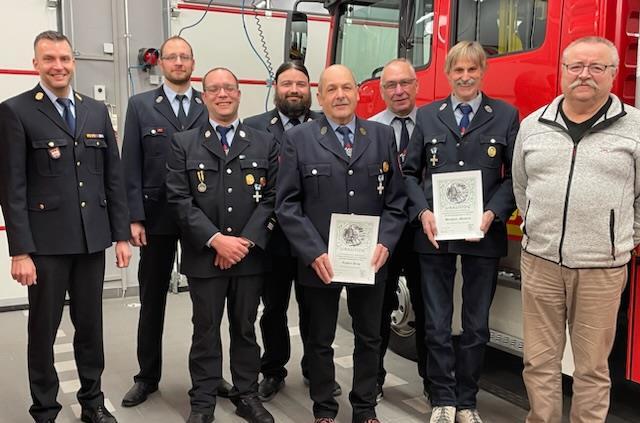 Kreisbrandrat Markus Ullrich (von links), der neue stellvertretende Kommandant Andreas Wehner, Kommandant Sebastian Metz, Vorsitzender Christian Metz sowie die Geehrten Ingbert Krug, Siegfried Eyrich, Manfred Bernhard und Armin Wehner