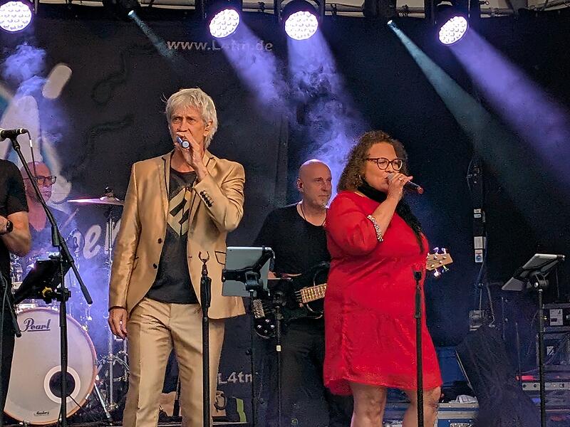 Stadtfest Musik und Märkte in Münnerstadt 2025Stadtfest Musik und Märkte 2025 in Münnerstadt Livin' 4 the moment spielte Klassiker aus den 70er, 80er und 90er Jahren sowie aktuelle Stücke aus den Charts.
