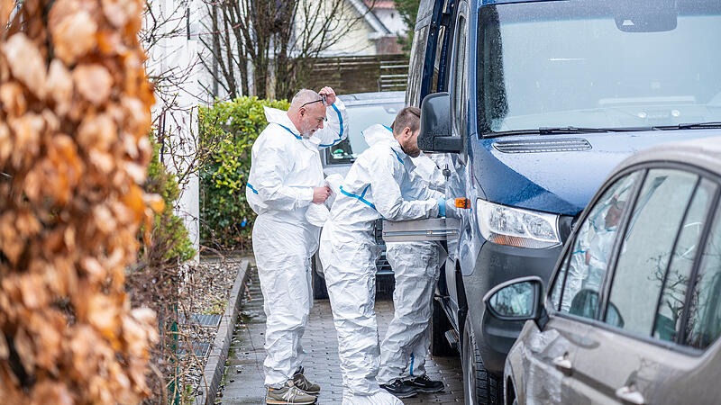 Vierköpfige Familie tot aufgefunden: Mann soll seine Frau und Kinder erschossen haben Was war gesehen? Die Spurensuche ist in Strullendorf vor Ort.